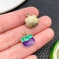 Détail de breloque mangoustan en émail violet et dos en métal doré texturé - Style Mangoustan (24425) / 15x12x1mm