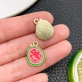 Détail du pendentif goyave en émail avec pulpe rose et peau verte pour bijoux DIY - Style Goyave (24412) / 16x13x1mm