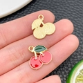 Détails de breloques cerises rouges et pendentifs en métal doré pour la création de bijoux - Style Cerise (24411) / 15x15x1mm