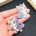 Detalle de dos colgantes de gato de acrílico con estampado realista y agujeros de sujeción - Gato Saltarín Gris Azulado (24019)