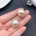 Dettaglio di ciondoli con perle ABS bianco crema e passanti in metallo argentato con strass - Stile Grande Bianco K (16mm)