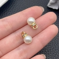 Vista macro di due perle ABS bianco crema con anelli di strass dorati per gioielli fai-da-te - Stile Piccolo Oro KC (8mm)