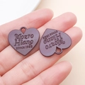 Vue détaillée de breloques cœur violettes avec texte en relief pour bijoux DIY - 21x23mm / Marron