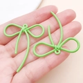Dettaglio di ciondoli a fiocco verde erba con trama a spirale per accessori gioielli DIY - 42x37mm / Verde