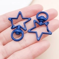 Primo piano della chiusura a moschettone a stella blu in lega di zinco con anello - Blu scuro