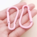 Dettaglio di moschettoni in alluminio rosa opaco con chiusura a molla laterale per chiavi - Rosa