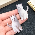 Charmants pendentifs chat en acrylique pour sacs et porte-clés présentés à la main - Petit Chat Blanc Mignon (24011)