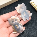 Pendentif chat mignon en acrylique avec sweat bleu pour accessoires de sac DIY - Chat Brun avec Sac à Dos (24012)