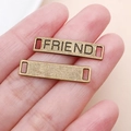 Nahaufnahme rechteckiges Verbindungsstück aus Bronze mit 'FRIEND'-Gravur für DIY-Schmuck - FRIEND Buchstaben (7915)