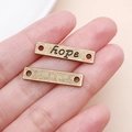 Makroansicht rechteckiger antiker Bronze-Anhänger mit Hope-Gravur für DIY-Schmuck - HOPE Buchstaben (6564)