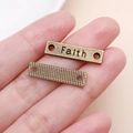 Details von rechteckigen Bronze-Verbindern mit Faith-Gravur für DIY-Schmuckherstellung - FAITH Buchstaben-Tag (5659)