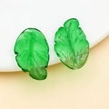 Dettaglio macro di ciondoli a foglia in vetro verde con venature e fori per gioielli DIY - Foglia in Vetro a Lume Verde Trasparente (26669) / 1 Pezzo (27x16.5mm)