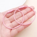 Vista dettagliata dei portachiavi in acciaio inox rosa con chiusure a vite zigrinate - Rosa