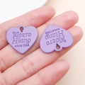 Pendentif en forme de cœur violet clair avec gravure tenu à la main pour bijoux - 21x23mm / Violet