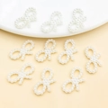 Detailansicht von cremeweißen Perlenbögen für DIY-Handyhüllen und dekorative Nagelkunst - Hohle Schleife (25783) / 10x18mm