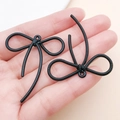 Ciondolo a fiocco nero in lega di zinco con trama a spirale e anello di sospensione - 42x37mm / Nero
