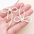 Ciondolo a fiocco bianco in lega di zinco verniciata per gioielli fai da te - 42x37mm / Bianco latte
