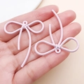 Ciondolo a fiocco rosa in lega testurizzata con anello in metallo per gioielli fai-da-te - 42x37mm / Rosa