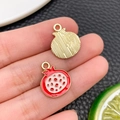 Pendentif grenade en émail doré avec détails de graines rouges et anneau de suspension - Style Grenade (24399) / 17x14x1mm