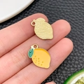 Mini pendentif citron en alliage avec émail jaune et revers en métal doré brillant - Style Citron (24401) / 18x12x1mm