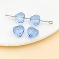 Makro-Detail von 10mm hellblauen herzförmigen Glasperlen für die Schmuckherstellung - Herz Perle / 1 Stück/Packung (10mm) / Transparent Blau (26927)