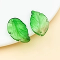Ciondolo a foglia verde in vetro traslucido per creazione di gioielli fai-da-te e decoro - Foglia in Vetro a Lume Verde Trasparente Polvere d'Oro (26668) / 1 Pezzo (27x16.5mm)