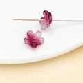 Vue macro de perles en verre fleur de cerisier dégradé violet avec textures détaillées - Pétale de fleur de cerisier (26972)