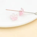 Vue macro de perles en résine de cerisier rose semi-transparentes avec trou pour DIY - Pétale de fleur de cerisier (26969)