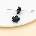 Détail de perles fleurs de cerisier noires avec trou central pour bijoux DIY - Pétale de fleur de cerisier (26967)