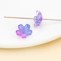 Gros plan de perles de fleur de cerisier en verre dégradé violet pour bijoux DIY - Pétale de fleur de cerisier (26961)