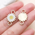 Vue détaillée avant et arrière d'un pendentif fleur de marguerite blanche pour bijoux DIY - Tournesol à Double Boucle (24955)