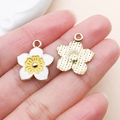 Vue macro d'un pendentif fleur en émail blanc avec centre jaune et base en alliage - Sakura à Cinq Pétales (24839)