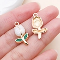 Vue détaillée de pendentifs tulipes DIY avec pétales blancs et feuilles vertes sur alliage - Rose Tulipe (23519)