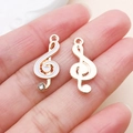 Détail de pendentifs clé de sol en émail blanc et alliage plaqué or rose pour bijoux - Note de Musique (19595)