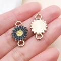 Détail d'un connecteur tournesol en émail avec deux anneaux pour la création de bijoux - Tournesol Marguerite (24957)