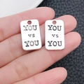 Antik-Silberanhänger mit eingraviertem YOU vs YOU Motiv für DIY-Schmuckherstellung - Antik Silber Quadratischer YOU VS YOU Buchstabenanhänger (8999)