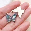 Détail de pendentifs papillon montrant l'émail coloré et le dos en métal doré - Papillon Imprimé (24881)