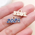 Detaillierte Makroansicht des 2028 Legierung-Anhängers mit Roségold-Finish und Emaille - 1 Stück / Königsblau (2028)