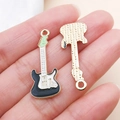 Vue macro détaillée d'un pendentif guitare électrique en émail pour bijoux DIY - Guitare (23807)