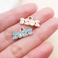 Nahaufnahme von 2028 Legierungsanhänger mit blauem Öltropfen und goldener Hohltextur - 1 Stück / Seeblau (2028)