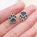 Vue macro de deux pendentifs patte de chat en émail noir et alliage doré pour bijoux - Patte de Chat (23313)