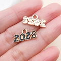Makroaufnahme goldener 2028 Zahlen-Anhänger mit schwarzer Emaille für DIY-Schmuck - 1 Stück / Schwarz (2028)