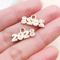 Makroaufnahme der Jahr 2028 Legierungsanhänger in Gold und Emaille für DIY-Schmuck - 1 Stück / Weiß (2028)