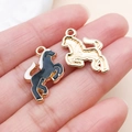 Macro de breloques cheval dorées avec émail noir et blanc pour bijoux DIY faits main - Petit Cheval (21848)