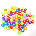Nahaufnahme bunter transparenter Acryl-Alphabetperlen für DIY-Schmuck mit weißen Buchstaben - Runde Buchstabenperlen / 100 Stück/Packung (4x7mm) / Transparent Bunt