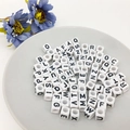 Weiße quadratische Acryl-Buchstabenperlen mit schwarzen Buchstaben für DIY-Schmuckherstellung - Quadratische Buchstabenperlen / 100 Stück/Packung (6x6mm) / Schwarz Weiß