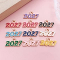 2027 Jahreszahl-Anhänger in zehn bunten Emaille-Farben mit vergoldeter Legierung - Kleines Emaille Jahr 2027 (SN1635) / Set (10 Stile je 1 Stück)