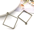 Nahaufnahme der quadratischen Bronze-Anhängerrahmen für DIY-Harzschmuck-Handwerk - Großes Quadrat (13512)
