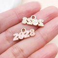 Rosa und goldene 2028 Jahr-Anhänger für DIY-Armbänder mit kleinem Zahlen-Design - 1 Stück / Rosa (2028)