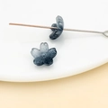 Perline a fiore di ciliegio grigio scuro traslucido per gioielli artigianali fai-da-te - Petalo di fiore di ciliegio (26949) / 1 Pezzo/Confezione (10mm) / Sfumato Nero Blu Trasparente